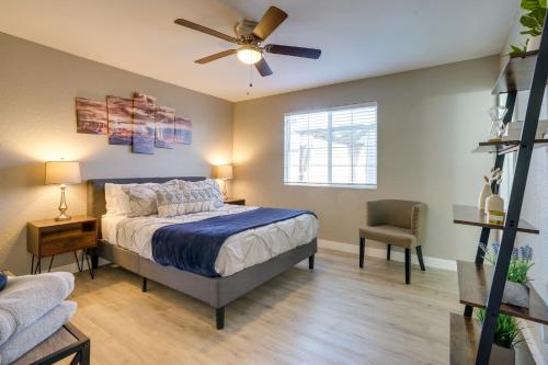 1 dormitorio con 1 cama y ventilador de techo en Phoenix Oasis with Outdoor Pool and Putting Green! en Phoenix