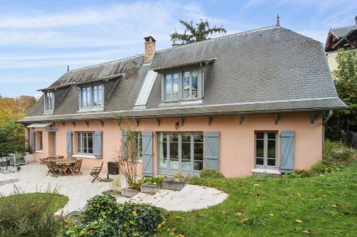une maison avec une terrasse en face de celle-ci dans l'établissement Charming house with garden in Sèvres - Welkeys, à Sèvres