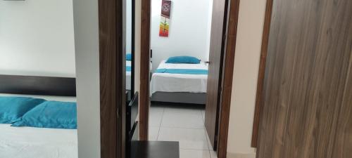 een kamer met een slaapkamer met een bed en een deuropening bij Hotel Mykonos Manta in Manta