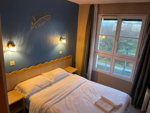 - une chambre avec un lit et une fenêtre dans l'établissement APPARTEMENT NEAR DISNEYLAND, à Serris