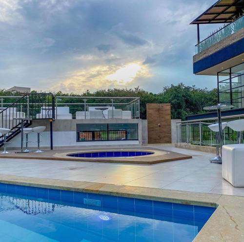 Πισίνα στο ή κοντά στο Luxury Studio Con Vista Pance