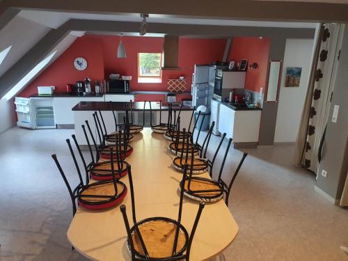 - une rangée de tables et de chaises dans une cuisine dans l'établissement Appartement Eaux-Bonnes, à Eaux-Bonnes