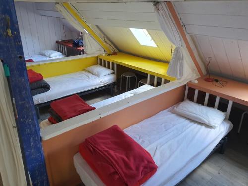 - une chambre avec 3 lits superposés dans une maison dans l'établissement Appartement Eaux-Bonnes, à Eaux-Bonnes