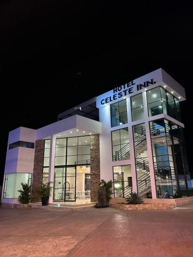 un edificio con las palabras Wolf Check Inn en él en Hotel Celeste Inn Chinauta- Fusagasugá, en Chinauta