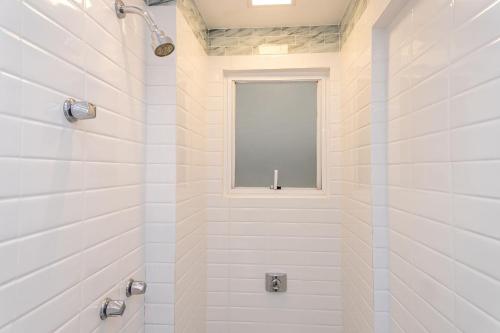 een badkamer met een douche en een raam bij Sunset Urca - 2 Hóspedes, Conforto e lazer in Rio de Janeiro