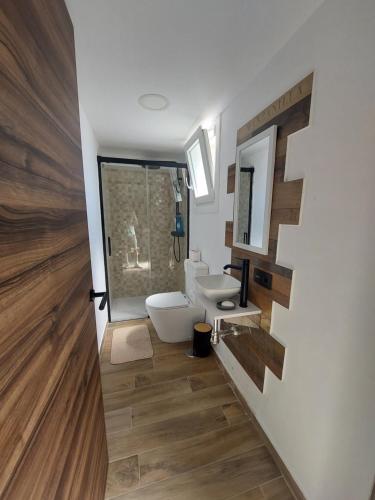 a bathroom with two sinks and a toilet and a mirror at Suit relax in Pontevedra