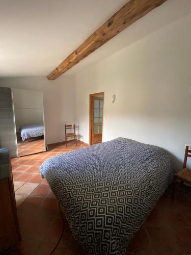 une chambre avec un lit dans une pièce dans l'établissement Domaine de Gourgounet Gite de groupe 25 couchages avec piscine privative, à Villefloure