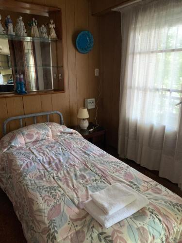 Una cama o camas en una habitación de CASA RAWSON TEMPORADA