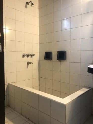 een badkamer met een douche en een bad bij Bereber Hostel in Santa Clara del Mar