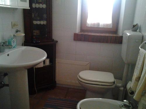 サン・ヴィート・ロ・カーポにあるAngolo di Paradisoのバスルーム(白いトイレ、シンク付)