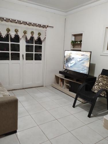Televizorius ir (arba) pramogų centras apgyvendinimo įstaigoje Apartamento na Praia