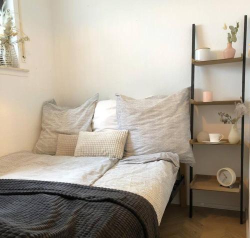 Un dormitorio con una cama con almohadas. en MILANA Naturpanorma, ruhig & familienfreundlich en Winterberg