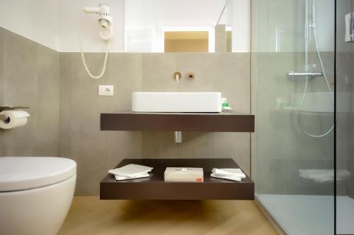 e bagno con lavandino, servizi igienici e doccia. di Bergamo Inn 43 a Bergamo