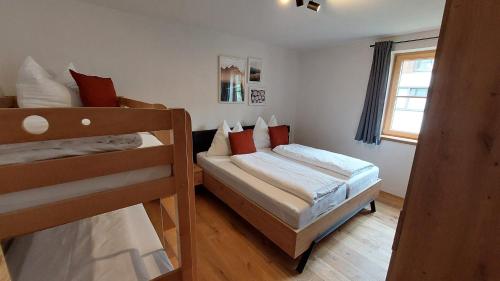 洛弗的住宿－Ferienwohnung Ida，一间卧室设有两张双层床和一扇窗户。