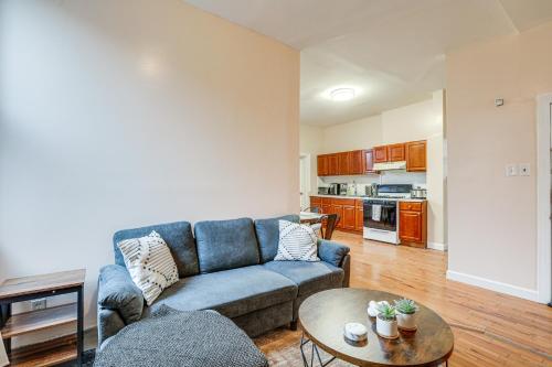 Η κουζίνα ή μικρή κουζίνα στο Comfy Bayonne Townhome about 11 Mi to NYC Attractions