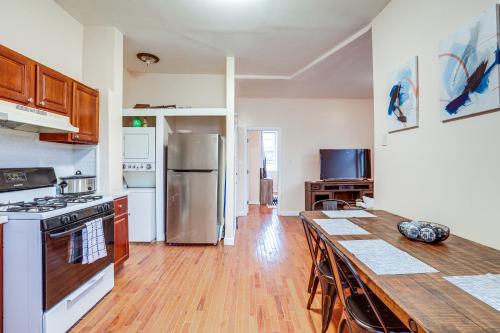 Η κουζίνα ή μικρή κουζίνα στο Comfy Bayonne Townhome about 11 Mi to NYC Attractions