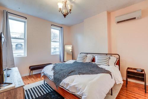 Ένα ή περισσότερα κρεβάτια σε δωμάτιο στο Comfy Bayonne Townhome about 11 Mi to NYC Attractions