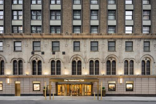un grand bâtiment en briques avec l'entrée de l'hôtel métropolitain dans l'établissement The Manhattan Club, à New York