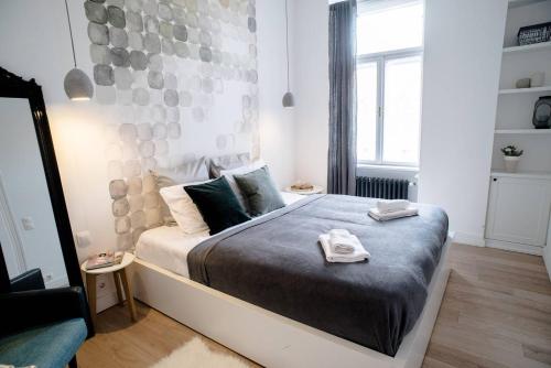Un dormitorio con una cama con dos toallas encima. en Stunning new central home near Basilica, en Budapest