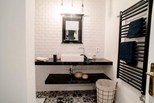 un baño con lavabo y espejo en Stunning new central home near Basilica, en Budapest