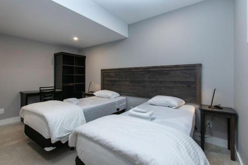 a bedroom with two beds with white sheets at 107 Birchview Trail in Blue Mountains