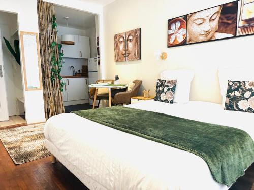 une chambre avec un grand lit et une table dans l'établissement studio ZEN gare part Dieu, à Lyon