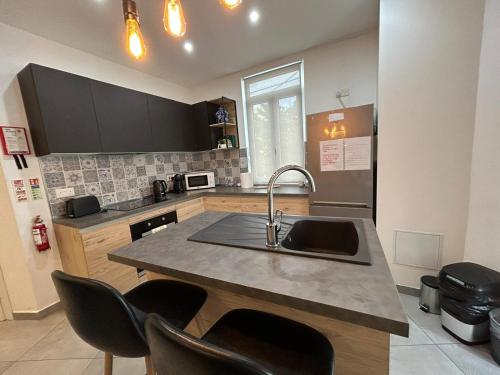 Una cocina o kitchenette en The Echo - R1
