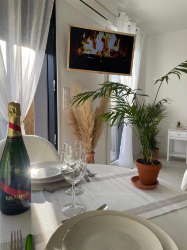 un tavolo con una bottiglia di vino e bicchieri di La Gabriela a Tournon-sur-Rhône