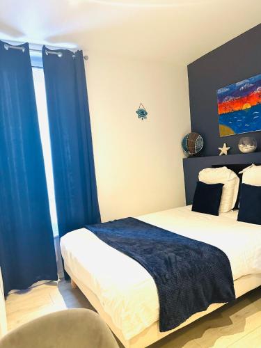- une chambre avec un lit doté de rideaux bleus dans l'établissement Studio MER gare part dieu, à Lyon