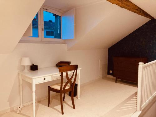 a room with a desk with a chair and a window at Magnifique Loft rénové-Quartier Culturel - Bureau in Pau