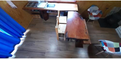 una vista aérea de un escritorio de madera con una silla en Cabaña 3 personas Villarrica Pucón en Pucón