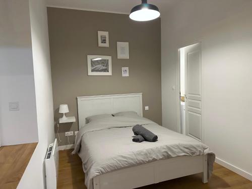 une chambre avec un lit avec un oreiller dessus dans l'établissement Reyloft • Situé au cœur de Douai & Wifi fibre, à Douai
