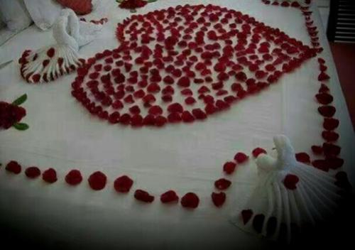 a white cake with red flowers on top of it at اريس الشرق للشقق ا لمخدومة in Jeddah