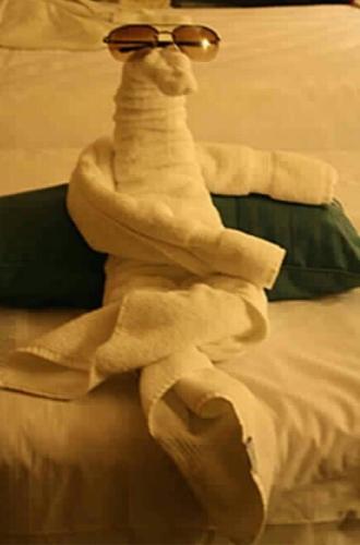 a towel animal sitting on top of a bed at اريس الشرق للشقق ا لمخدومة in Jeddah