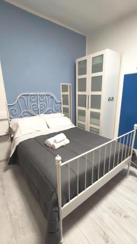 a bedroom with a bed with a blue wall at Monolocale Studio Flat in Perugia