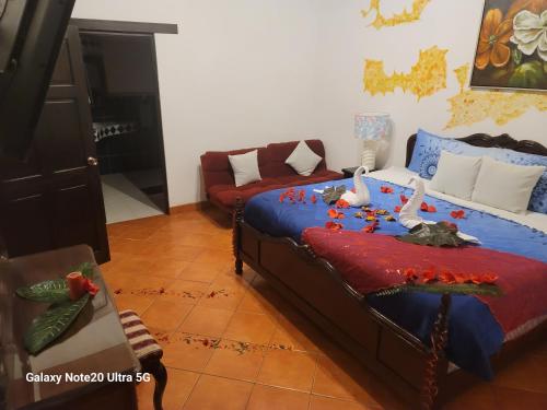 - un salon avec un lit et un canapé dans l'établissement LA CAPITANÍA RURAL, SAN PEDRO, à Antigua Guatemala