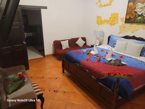 a living room with a bed with a couch at LA CAPITANÍA RURAL, SAN PEDRO in Antigua Guatemala