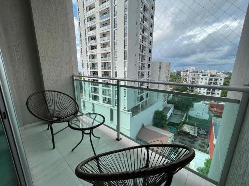 a balcony with two chairs and a view of a city at Villa morra, a pasos de los shoppings! in Asuncion