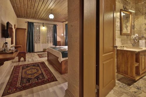 ギョレメにあるCappadocia View Suitのベッドルーム1室(ベッド1台、バスルーム付)