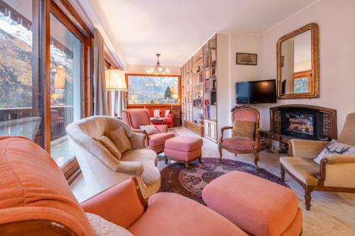 un salon rempli de meubles et d'une cheminée dans l'établissement Spacious apartment with balcony in Chamonix, à Chamonix-Mont-Blanc