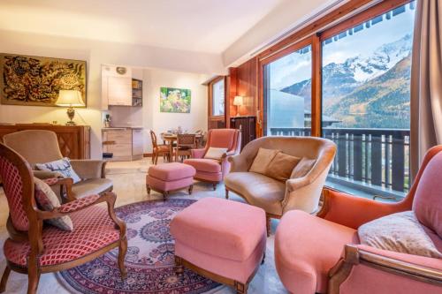 Il comprend un salon avec des chaises et un balcon. dans l'établissement Spacious apartment with balcony in Chamonix, à Chamonix-Mont-Blanc
