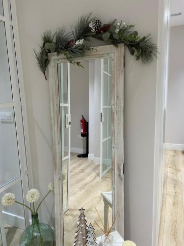 a mirror with a christmas wreath on it at Pensión La Castellana in Logroño
