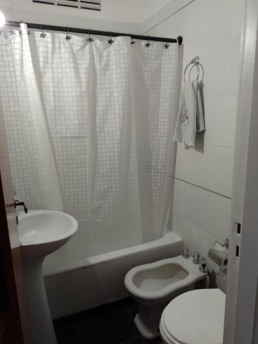 uma casa de banho branca com um WC e um lavatório em CÓMODO MONOAMBIENTE ZONA ALDREY em Mar del Plata