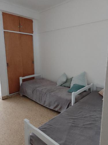 um quarto com 2 camas e um closet em CÓMODO MONOAMBIENTE ZONA ALDREY em Mar del Plata