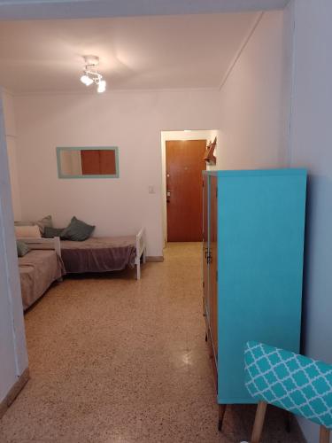 um quarto com uma cama e um armário azul em CÓMODO MONOAMBIENTE ZONA ALDREY em Mar del Plata