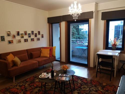 uma sala de estar com um sofá e uma mesa em Architect House no Porto
