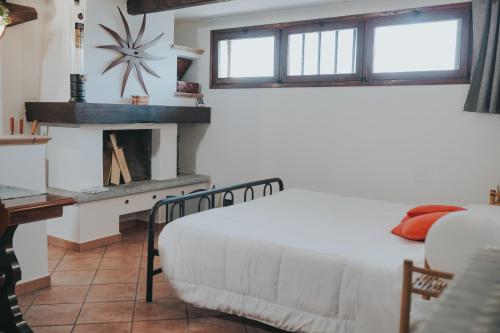 1 dormitorio con 1 cama y chimenea en IL Sole en Caselle Torinese