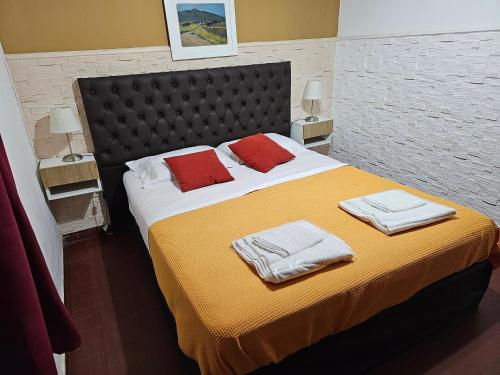 een slaapkamer met een groot bed en handdoeken bij Casa, hogar equipado para el viajero y su familia. in Cordoba