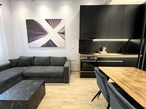 亞歷山德魯波利斯的住宿－B1 Luxury Studio，客厅配有沙发和桌子