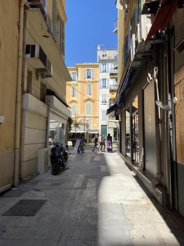 une rue de la ville avec une moto garée sur le trottoir dans l'établissement Centre ville, à Nice